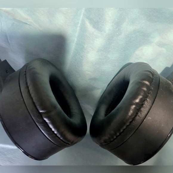 Bluetooth  rechargeable black headphones - Picture 4 of 8